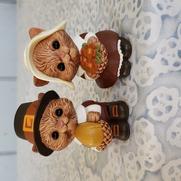 Thanksgiving Salt and Pepper Vintage Hallmark Chipmunks Salt & Pepper - Picture 1 of 12